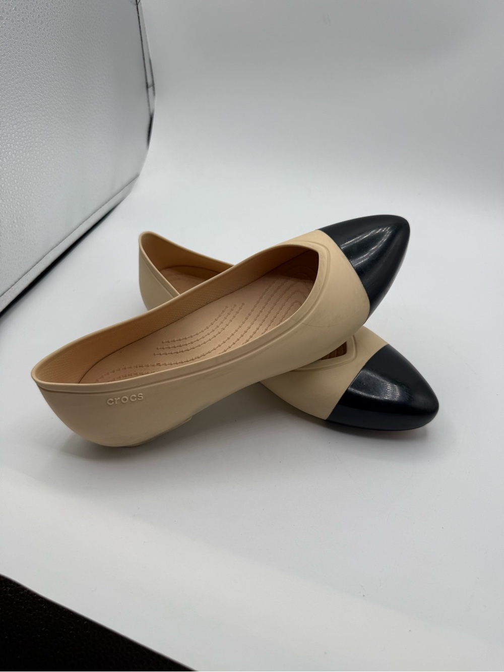 Crocs Brooklyn Dip Pointed Flats Women's Size 8 Cream Black Ballet Slip-On